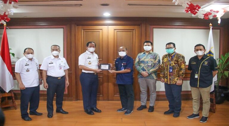 Dukung Percepatan Vaksinasi COVID-19, Walikota Jakut Berikan Piagam Penghargaan Kepada PT. Pertamina 1