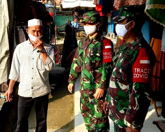 Jajaran Koramil 0621-17 Nanggung Himbau Pengunjung Pasar Patuhi Protokol Kesehatan 1