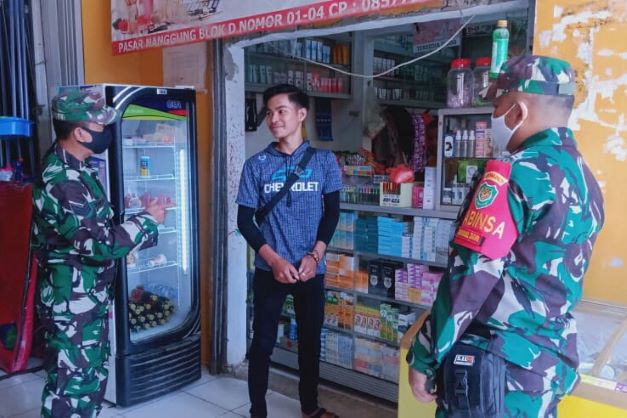 Jajaran Koramil 0621-17 Nanggung Tegur Pelanggar Prokes di Area Pasar 1