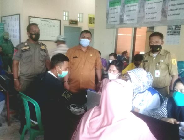 Kades Bantar Karet H. Hotib Dampingi Warganya Disuntik Vaksin sampai Selesai 1