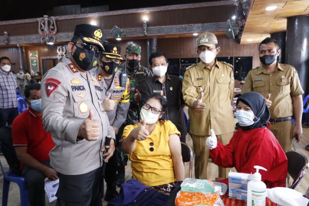 Kapolda Sumut Pantau Vaksinasi Covid 19 Tahap II di Taput 1