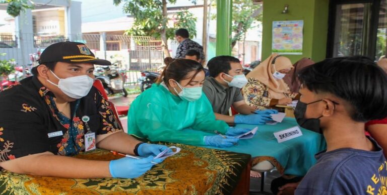 Lurah Semper Barat Tangani Langsung Warga RW 04 Yang Ingin Divaksinasi COVID-19 1