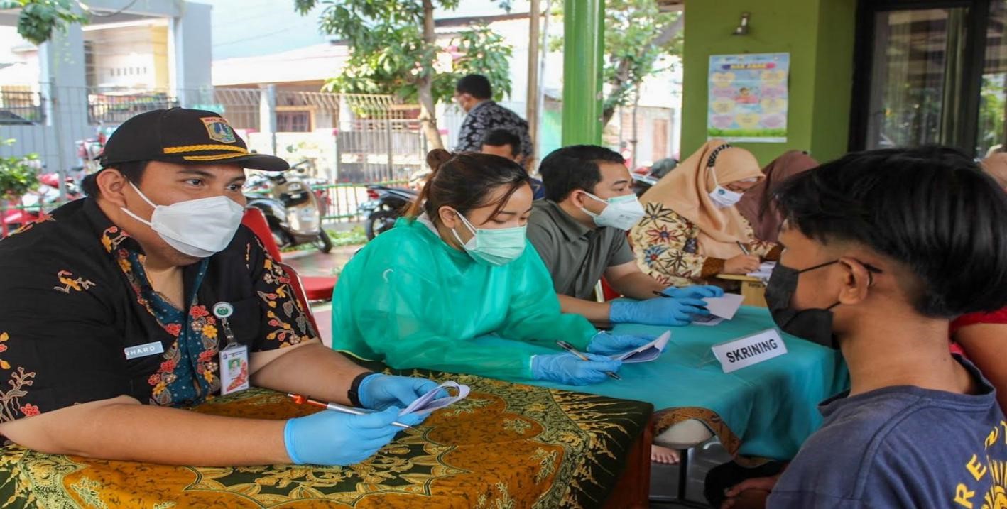 Lurah Semper Barat Tangani Langsung Warga RW 04 Yang Ingin Divaksinasi COVID-19 1
