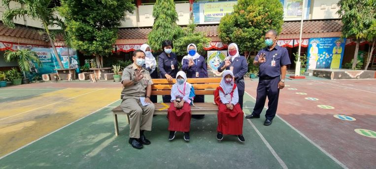 Lurah Semper Timur Monitoring Hari Pertama Pelaksanaan PTM Terbatas 1