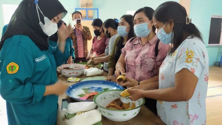 Mahasiswa Universitas Mataram (UNRAM) KKN di Desa Tegal Maja 1