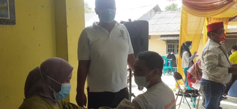 Warga Antusias Giat Vaksinasi di Kediaman Kades Karang Raharja 1