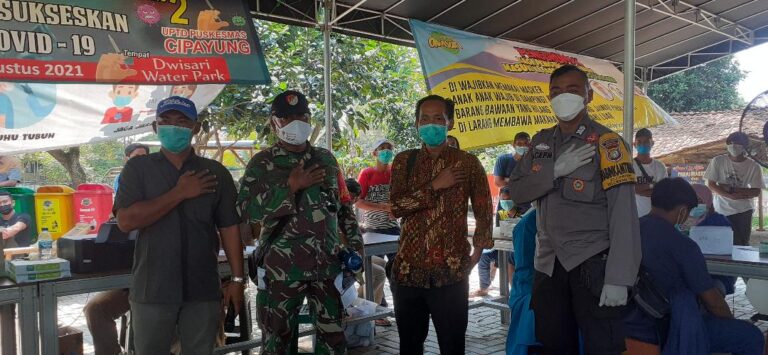 Warga Antusias, Pemdes Cipayung Bersama UPTD Puskesmas Cipayung Gelar Vaksinasi 1