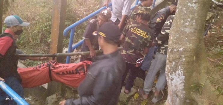 Warga Barengkok Evakuasi Mayat Tanpa Indentitas Disungai Cianten 1