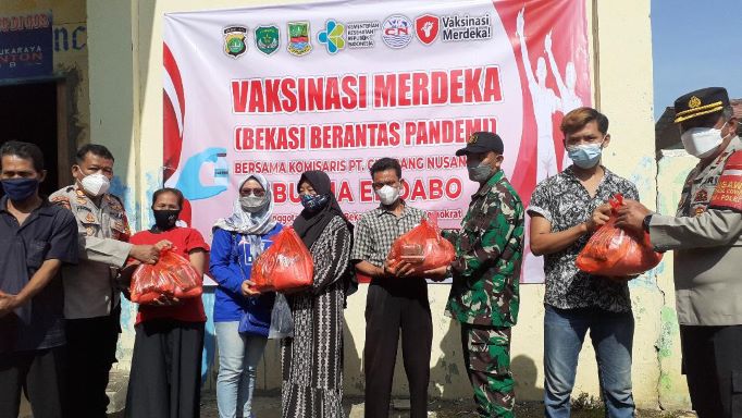 Anggota DPRD Kab. Bekasi Mia Eldabo Berikan Bantuan 1000 Paket Sembako pada Gelaran Vaksinasi Merdeka di Sukaraya 2
