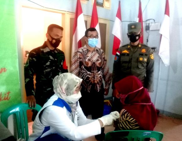 Babinsa, Babinmas serta Satpol PP Dampingi Kades Cisarua Mengawasi Suntik Vaksin untuk Warganya 2