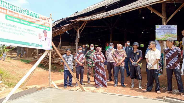 Babinsa Desa Cibeber-1 Pantau Launching Pembangunan Jalan Program SAMISADE