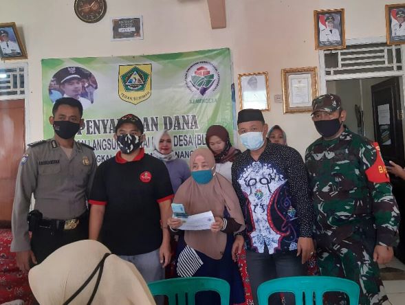 Kades Pangkal Jaya Salurkan BLT dari Dana Desa untuk 84 KPM Didampingi Babinsa serta Babinmas 2