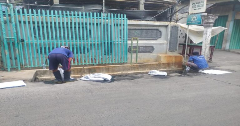 Lumpur Saluran Jalan Palem RW 10 Kelurahan Tugu Utara Diangkat 1