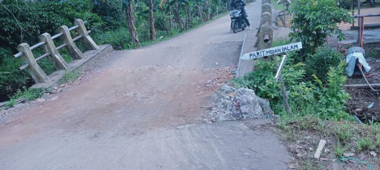 Masyaraka Desa Kuala Mandor Berharap Pemkab Maupun Provinsi Kalbar Melakukan Perbaikan Infrastruktur Jalan 1
