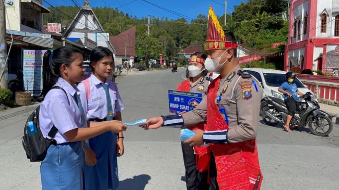 Operasi Patuh Toba 2021 Polres Taput Gunakan Pakaian Adat Batak Toba 1