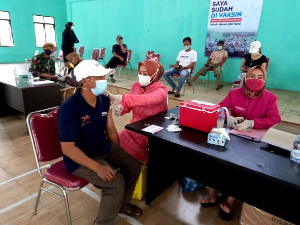 Polsek Tambelang Gelar Kegiatan Gerai 98 Berupa Vaksinasi bagi Warga Desa Sukawijaya 1