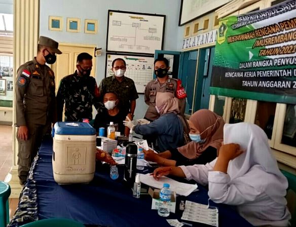 Babinsa, Babinkantibmas dan Satpol PP Dampingi Kades Cisarua Awasi Suntik Vaksin untuk Warga 1