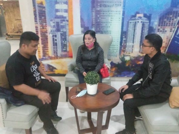 Edizaro Lase Bertemu dan Memberikan Dukungan Moral Terhadap Litiwarni Iman Gea Korban Kekerasan Penganiayaan Gerombolan Preman 1
