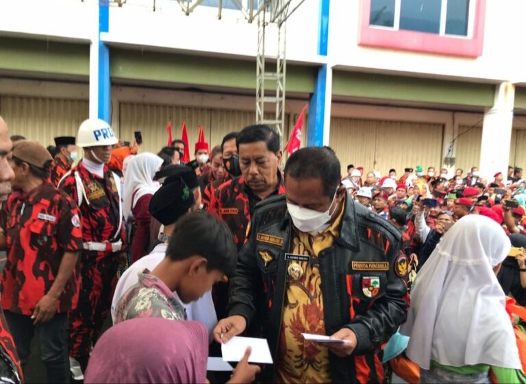 HUT Ke 62 Pemuda Pancasila, Ketua MPC dan Plt. Bupati Bekasi Santuni Yatim 1
