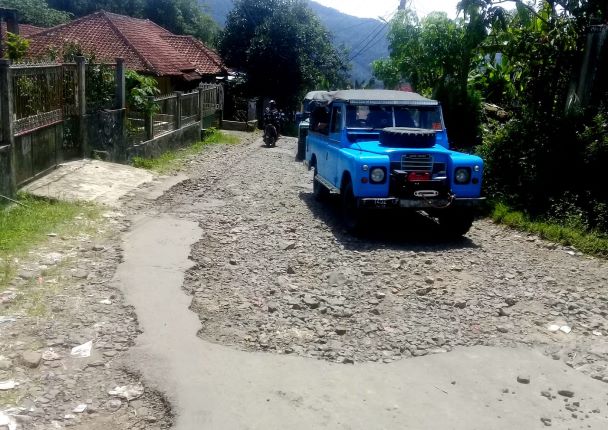 Jalan Utama Situhiang Sampai Ciberem, Desa Curug Bitung Rusak Berat 2
