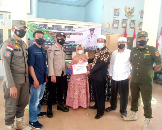 Kades Cisarua Salurkan BLT untuk 314 KPM Didampingi Jajarannya 1
