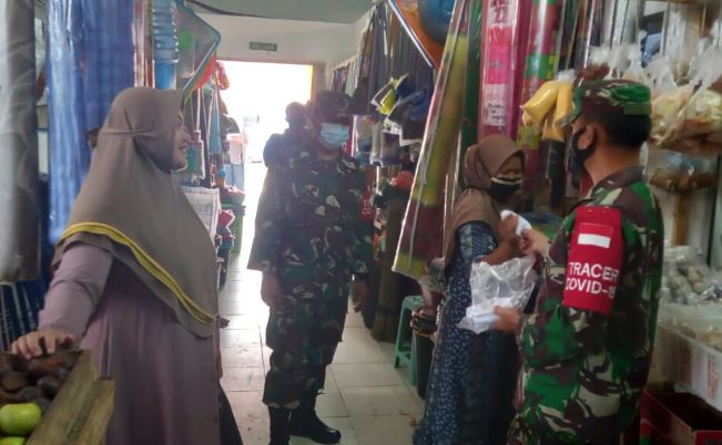 Koramil 0621-17 Nanggung Terus Bagikan Masker di Area Pasar 2