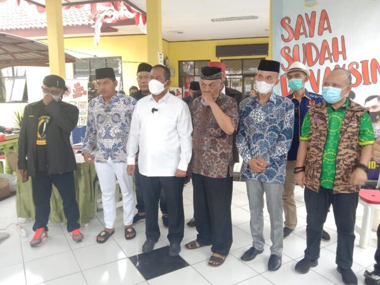 Plt. Bupati Bekasi Ziarah Ke Makam KH.Nur Alie dan Singgah di Kelurahan Bahagia 1