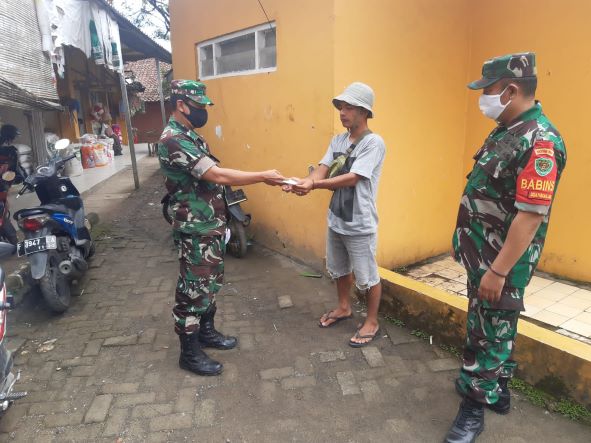 Jajaran Koramil 0621-17 Nanggung Terus Bagikan Masker di Area Pasar 1