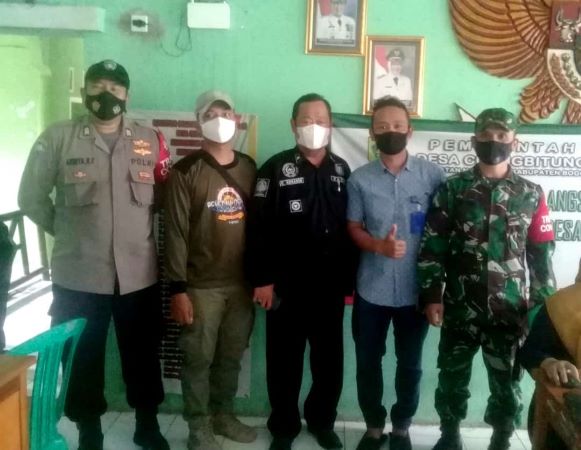 Kades Curug Bitung bersama Jajaran Dampingi Warga 4 Desa Disuntik Vaksin 1