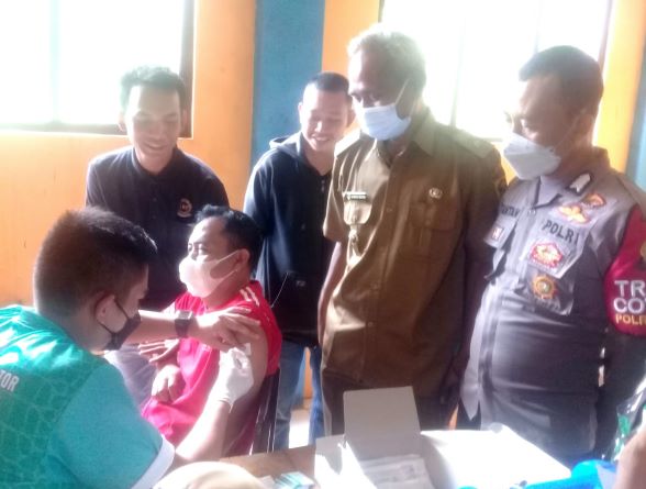 Kades Nanggung Bersinergi dengan Puskesmas Nanggung Adakan Vaksin Secara Door to door 3