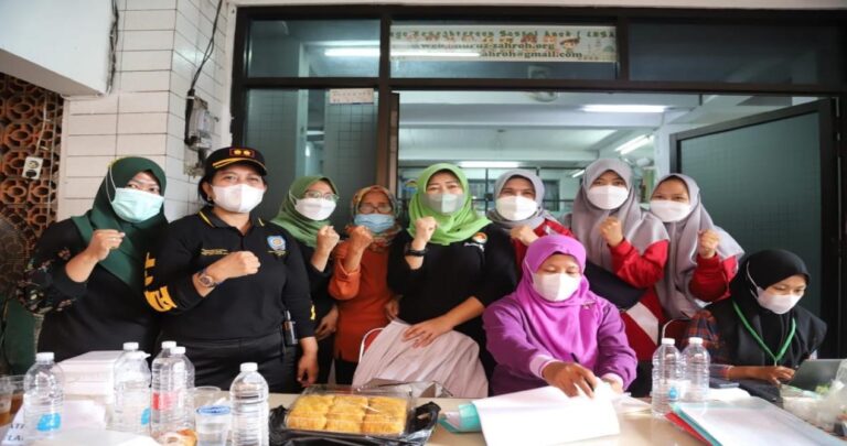 Manfaatkan Jumat Berkah, DWP Satpol PP Jakarta Utara Berbagi Kebahagiaan Bersama Penyintas Kebakaran di Koja 1