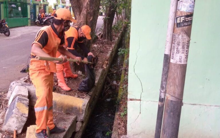 PPSU Kelurahan Sunter Agung Perbaiki Tali Air Jalan RE Martadinata 1