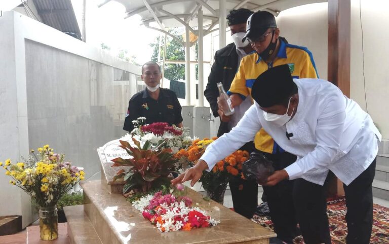 Ziarah ke Makam Almarhum H. Eka Supria Atmaja, Bupati Akhmad Marzuki Sebagai Penghormatan Jasa Pemimpin 1