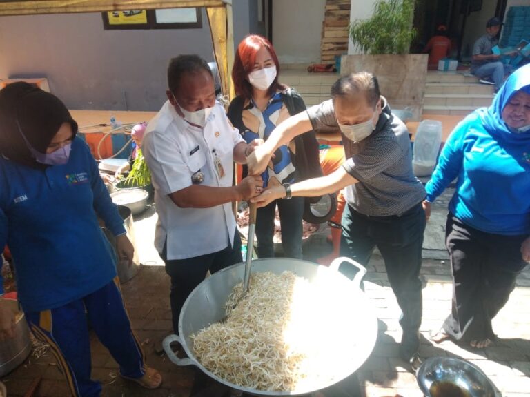 Dapur Umum Dibuka Bagi Warga Terdampak Rob, Sediakan Tiga Ribu Paket Makanan Per Hari 1