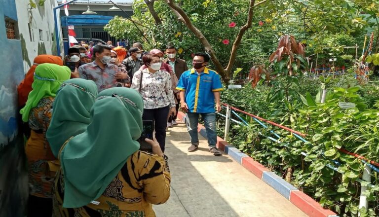 Direktorat Mitigasi Perubahan Iklim KLH Kunjungi RW. 02 Papanggo 1