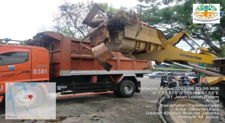 Sudin LH Jakut Bentuk Tim Khusus Tangani Sampah Pasca Rob 1