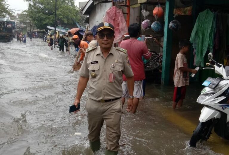 Tanggul Jebol di Kawasan Taman Impian Ancol Ditutupi Karung Pasir 1