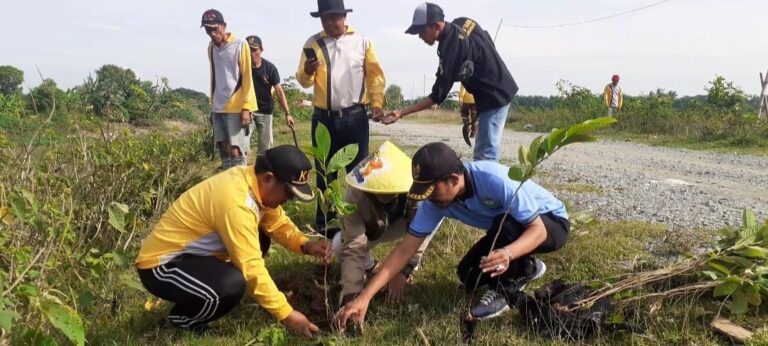 Pemdes Karangsatu Lakukan Penanaman Pohon di Sepanjang Kali Ciherang 2