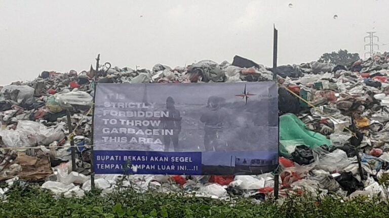 Plt. Bupati Bekasi di Harap Tegas Tindak Truk Milik Pemkab yang Membuang Sampah Ke TPS Ilegal Kali CBL 2