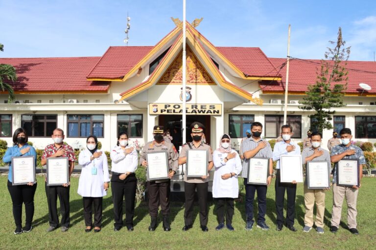8 Personil Polres Pelalawan Menerima Penghargaan dari Tim Reaksi Cepat Komnas Perlindungan Perempuan dan Anak 1