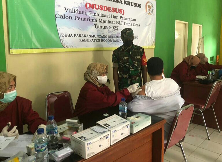 Anggota Koramil 0621- 17 Nanggung Dampingi Warga Desa Parmun Disuntik Vaksin 1