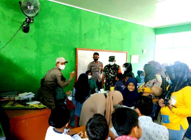 Babinsa, Babinmas Serta Satpol PP Awasi Suntik Vaksin Desa Pangkal Jaya 1