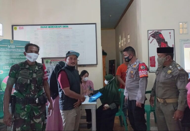 Babinsa, Babinmas serta Satpol PP Desa Bantar Karet Awasi Penyaluran BPNT dan Suntik Vaksin 1