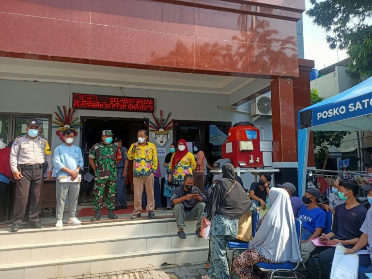 Babinsa Koramil 02 TB Monitoring Giat Penyerahan Kartu BPNT Kepada IRT dan Lansia di Kalianyar 2