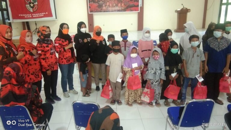 Bentuk Kepedulian, DPC Srikandi Pemuda Pancasila Kabupaten Bekasi Santuni Yatim 1