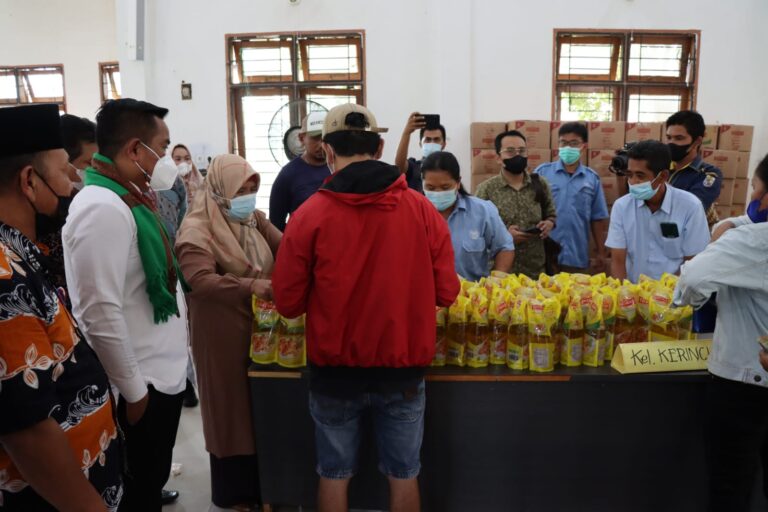 Bupati Pelalawan Buka Secara Resmi Operasi Pasar Minyak Goreng Bagi Masyarakat Pangkalan Kerinci 1
