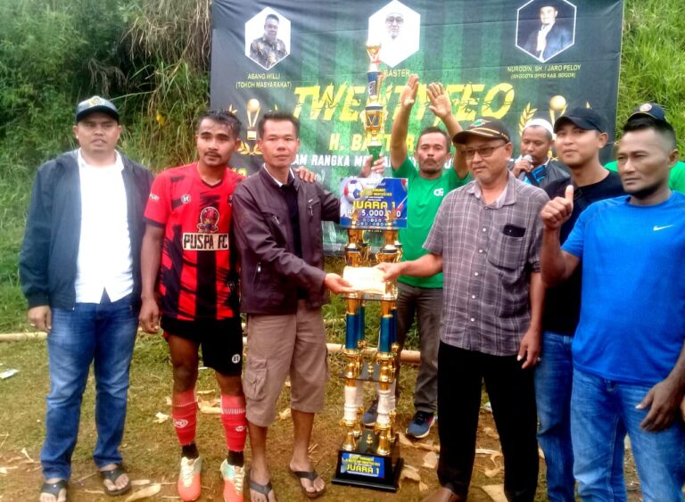 H. Baster dengan Anggota DPRD Serahkan Hadiah untuk Juara 1 Dan 2 1