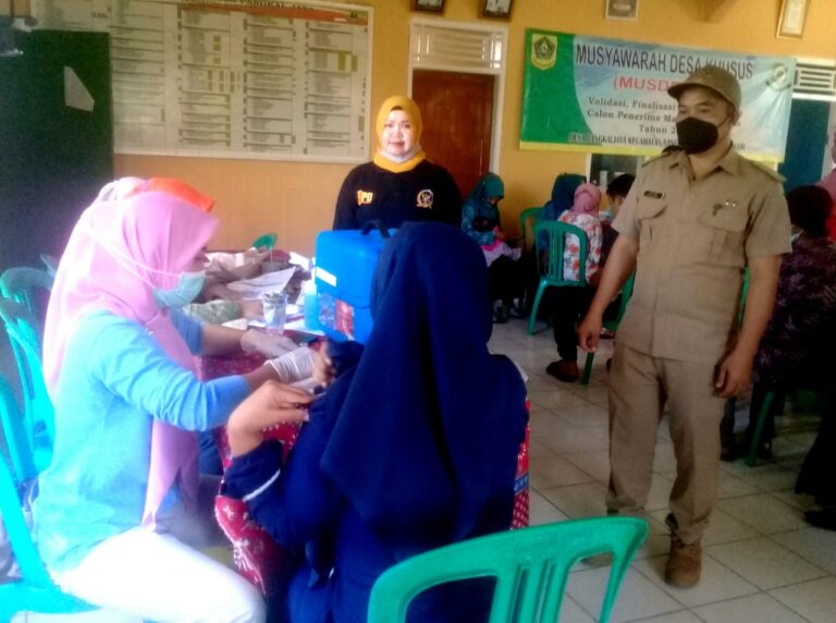 Kades serta BPD Pangkal Jaya beri Bingkisan untuk Peserta Vaksin 1