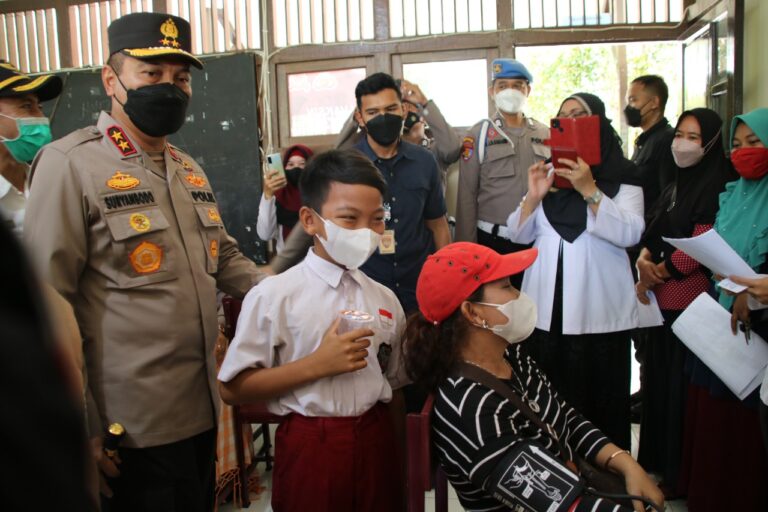 Kapolda Kalbar Berikan Semangat Kepada Anak -Anak Peserta Vaksin 1