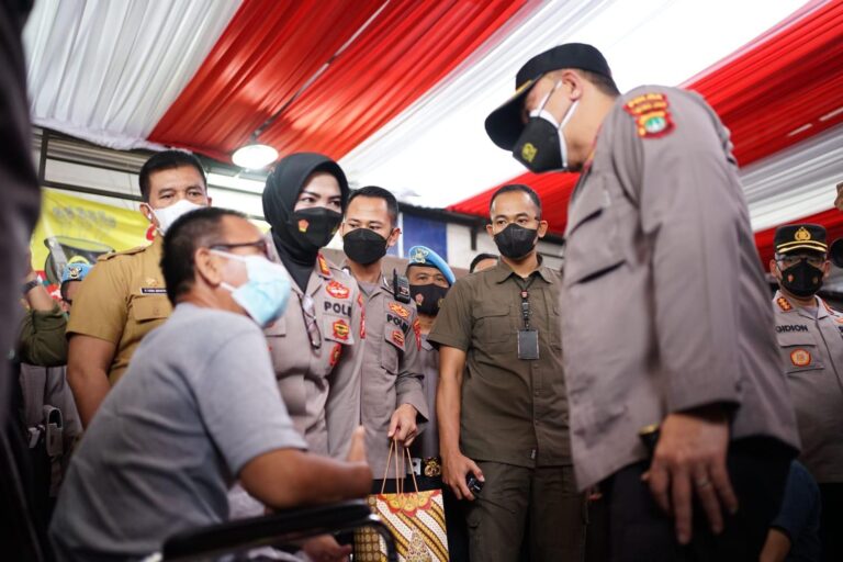 Kapolda Metro Jaya Bersama Kapolres Metro Bekasi Tinjau Vaksinasi di Tambun Selatan 1